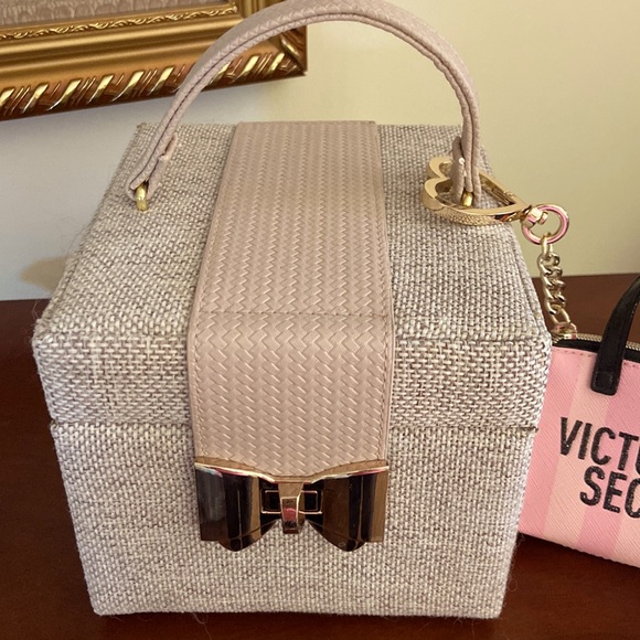 Other - NWOT Cute little travel jewelry holder